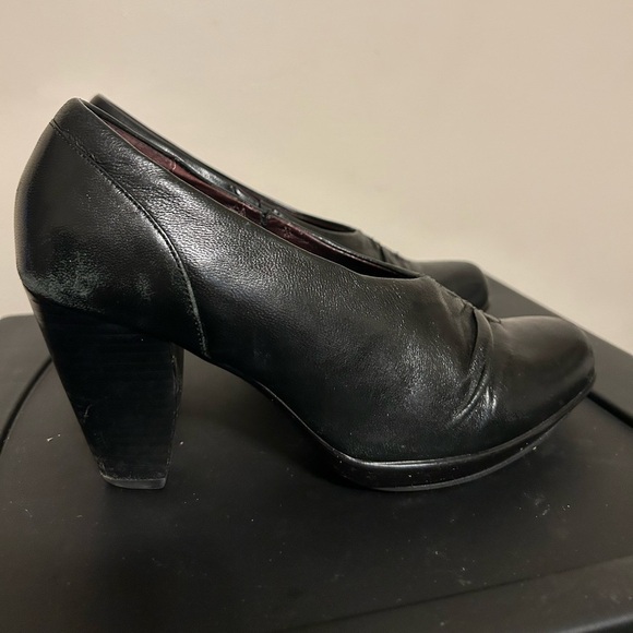 Clarks- Black 7 Medium Ladies Indigo Leather Slip on Bootie / Pump / Heels - Picture 3 of 6